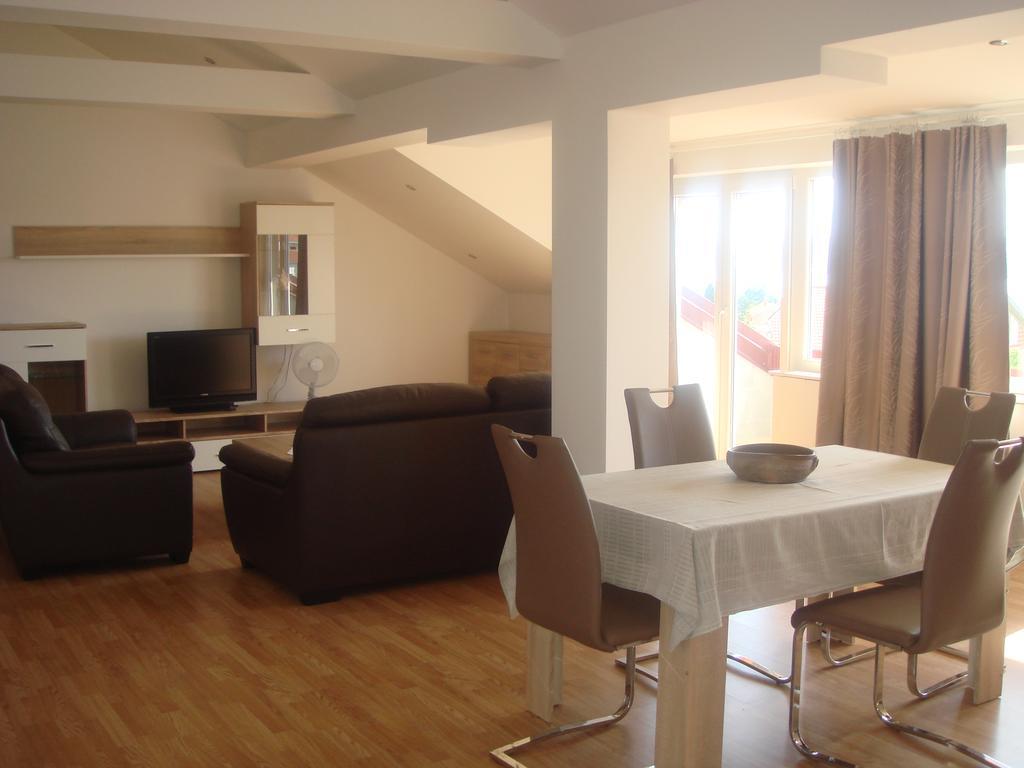 Apartments Jelicic Selce Bagian luar foto